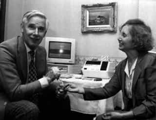 Dr. Geoffrey Clayton et Shirley Clayton avec le système expert Takeheart pour l'évaluation du risque de maladie coronarienne — lauréat du John Perry Prize 1990 de la British Computer Society